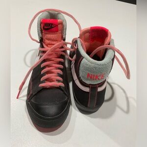 ❤️NIKE Black/Pink Canvas Shoes, Size 5Y (Big Kid)